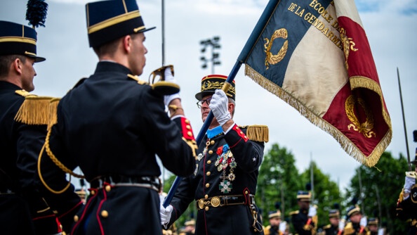 Le général de division Laurent Bitouzet remet la garde du drapeau aux élèves officiers de la 130e promotion