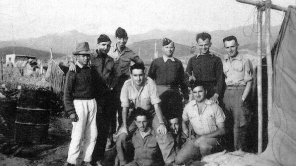 De gauche à droite : un prisonnier interné militaire, le gendarme Arnone, le gendarme Sansus, un gendarme inconnu, le gendarme Adam (assis), le gendarme Desry (avec le calot), le gendarme Pochelu, un sous-officier de la circulation, le MDC Salaün.