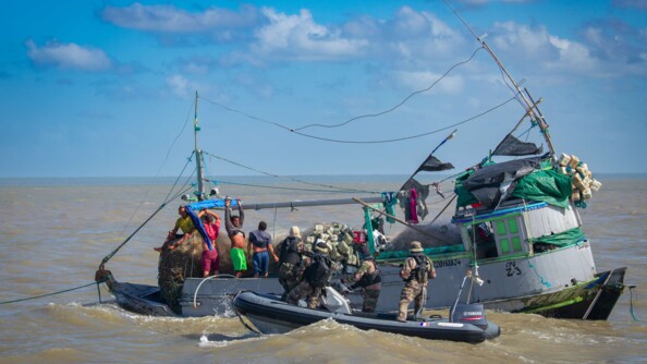 Gendarmes à bord du T.O à côté de la tapouille.
