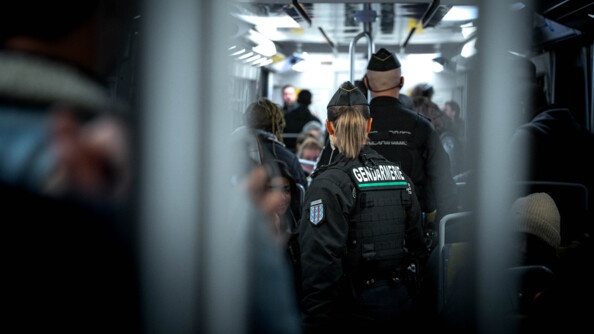 Deux gendarmes mobiles de dos dans une rame de métro