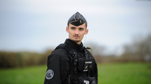 Un gendarme mobile de l'escadron de Hyères-les-palmiers sur l'opération place Nette en Charente-Maritime.