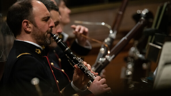 Un plan resseré sur l'un des musiciens de l'orchestre de la Garde républicaine.