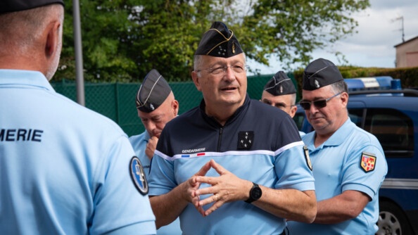 Le Directeur général de la gendarmerie nationale (DGGN), le général d'armée Christian Rodriguez, échange avec les militaires du Groupement de gendarmerie départementale de Haute-Savoie.