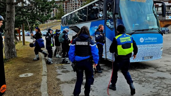 Deux gendarmes et une équipe cynophile contrôlent un bus sur la commune de Villard-de-Lans