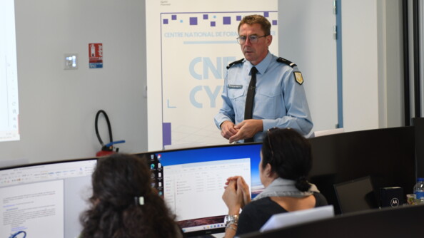 Gendarme formant ses camarades dans le cadre de la formation ESP.