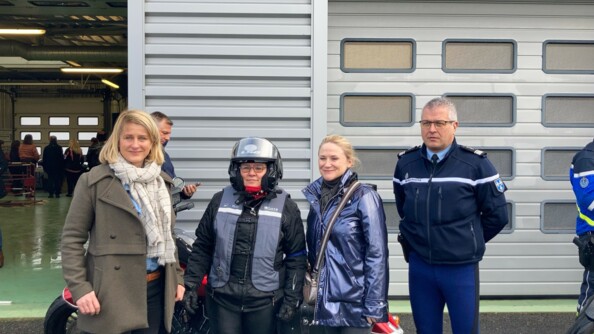 La Déléguée interministérielle à la sécurité routière, une motarde stagiaire portant le gilet Airbag, la représentante d'AXA Prévention et un gendarme de l'EDSR.