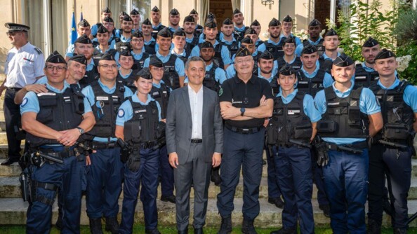 Le ministre de l'Intérieur et des Outre-mer et le DGGN posant pour une photo avec des élèves-gendarmes.