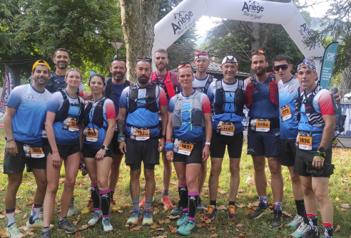 Treize gendarmes, hommes et femmes, en tenue de trail.
