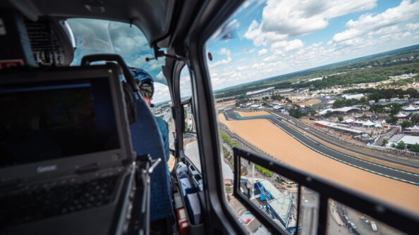 Photo depuis l'hélicoptère. Nous pouvons voir la piste et le pilote qui regarde le circuit
