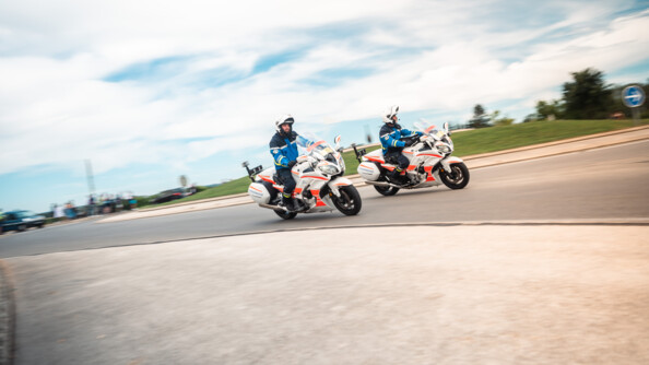 Des policiers suisses sécurisent le passage du Tour.jpg