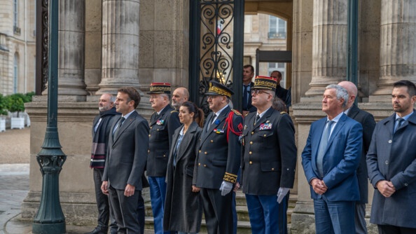 Grande relève de la Garde devant l'entrée du palais de l'Elysée. Derrière le président de la République, Emmanuel Macron, de gauche à droite : le général d'armée Christian Rodriguez, directeur général de la gendarmerie nationale, Sabrina Agresti-Roubache, Secrétaire d'État auprès du ministre de l'Intérieur et des Outre-mer, chargée de la Citoyenneté, le préfet de police de Paris Laurent Nunez, et le général Charles-Antoine Thomas, commandant la Garde républicaine.