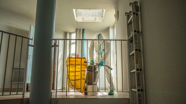 Décontamination d'un bâtiment à Dugny par la cellule nationale nucléaire radiologique biologique chimique (C2NRBC), du groupement blindé de gendarmerie mobile (GBGM), de Versailles.