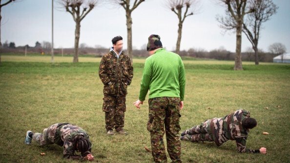 La formation commence, devant deux formateurs et en extérieur, les stagiaires, en position de gainage, tiennent le plus longtemps possible.