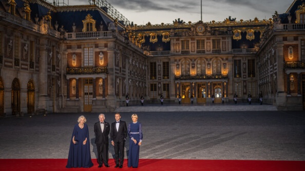 Photo du Roi Charles III, de la Reine Consor, du Président de la République et de la première dame.