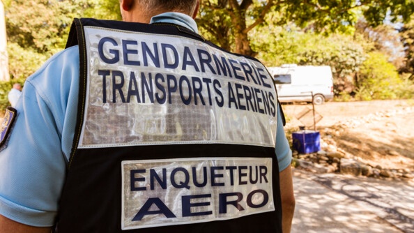 Gendarme en polo avec dossard "Gendarmerie des transports aériens - enqueteur aéro"