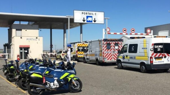 Motocyclistes de l'EDSR31 réalisant une escorte sanitaire au profit du SAMU31 qui transporte des malades atteints du COVID-19.