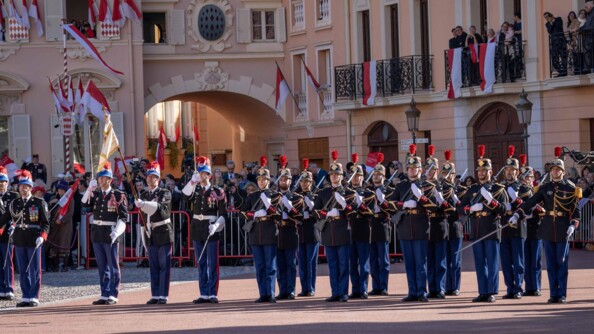 Des militaires de la garde républicaien et de celle de monaco autour du drapeau