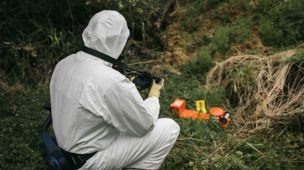 Un des gendarmes TIC prenant en photo une balise et boite noire.