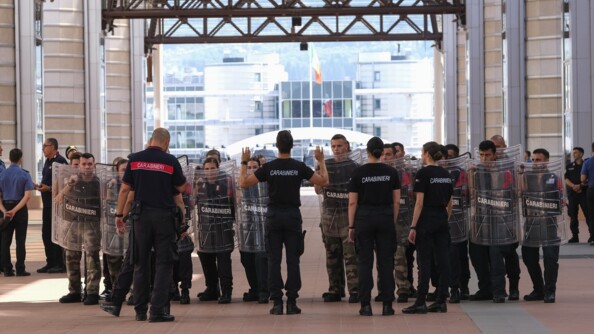 Les élèves sont en rang de bouclier. Devant eux, un cadre leur parle et des plastrons attendent de reprendre l'exercice.