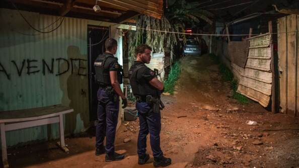 DSI sécurisant un quartier informel de nuit.