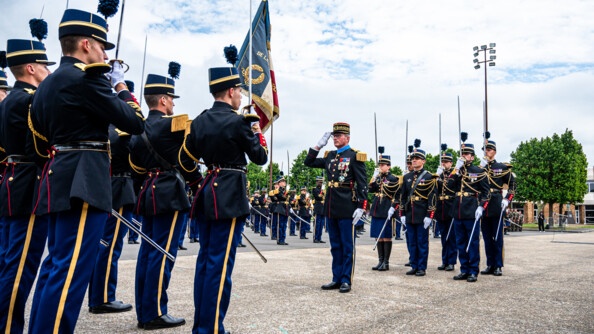 Les officiers élèves saluent le général de division Laurent Bitouzet