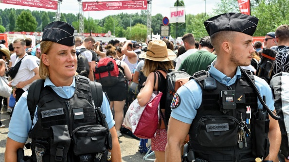 Deux gendarmes (un homme et une femme) patrouillent à pied dans la foule à l'occasion du festival Garorock 2025.