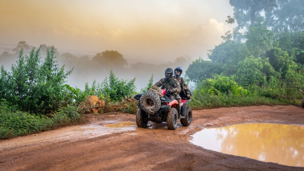 Militaires roulant en quad au lever du soleil.