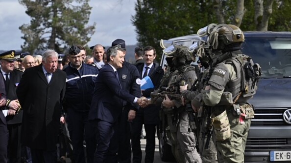 Le ministre de l'Intérieur serre la main de gendarmes du GIGN devant d'autres autorités civiles et militaires