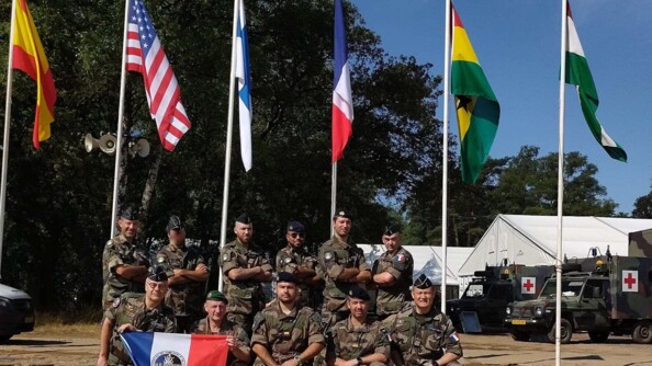 Gendarmes posant aux côtés de leurs camarades.