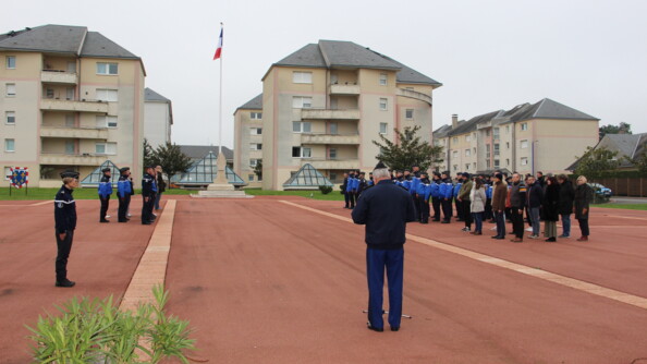 Des gendarmes au garde &agrave; vous sur la place d'arme.