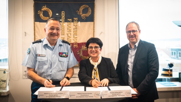 Le général d'armée Christian Rodriguez, directeur général de la gendarmerie; madame Françoise Passuello, vice-présidente de la Fédération France victimes et monsieur Jérôme Bertin, Directeur général de France victimes, signent la convention