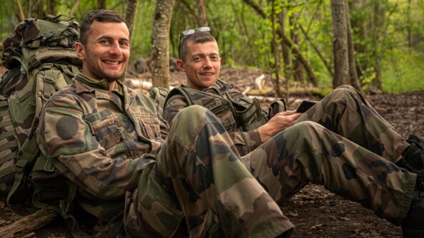 2 élèves officiers en pause dîner dans la forêt