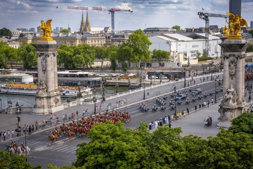 Escorte souverains Thaïlande sur pont Alexandre III