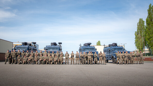 Ensemble des gendarmes de la formation devant les centaures, photo de groupe pour conclure la cérémonie