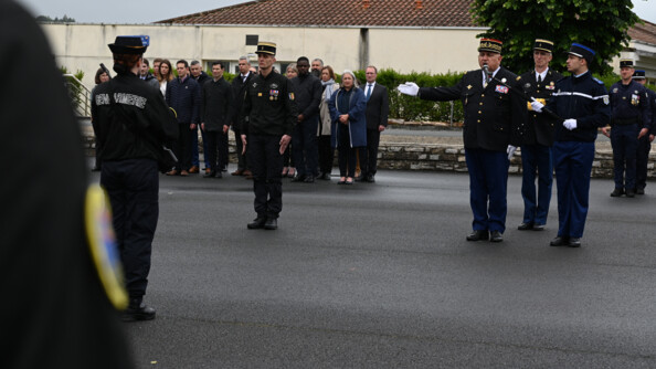 Un général de gendarmerie désigne à ses troupes un chef d'escadron de gendarmerie mobile