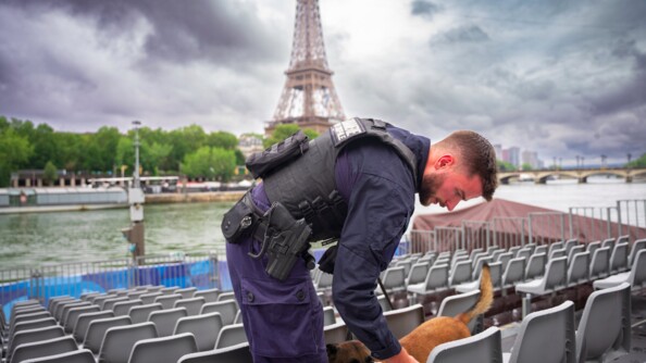Équipe cynophile inspectant les tribunes sur les quais de Seine.