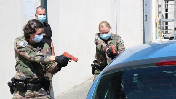 Contr&ocirc;le de v&eacute;hicule &agrave; l&rsquo;&eacute;cole de gendarmerie de Ch&acirc;teaulin.