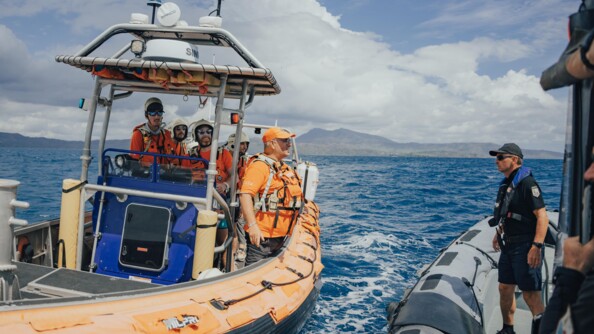 La vedette de la Brigade nautique de Pamandzi, &agrave; Mayotte, croise celle de la SNSM.
