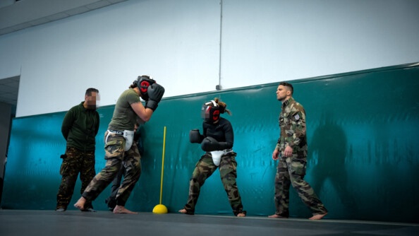 Candidates s'affrontant &agrave; l'occasion d'une &eacute;preuve de boxe.