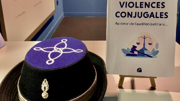 Photos d'un chapeau de gendarme posé à côté d'un livre s'intitulant "Violences conjugales, au coeur de l'audition judiciaire..."