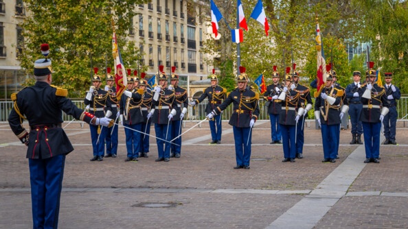 Des gardes de la garde républicaine debout sur un parvis font uen démonstration