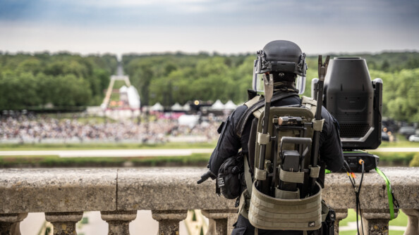 Un gendarme surveille les spectateurs du concert depuis le château de Chambord.