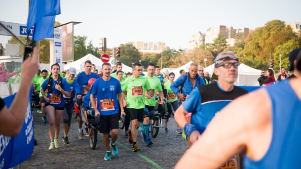 Les coureurs courrent en transportant les enfants