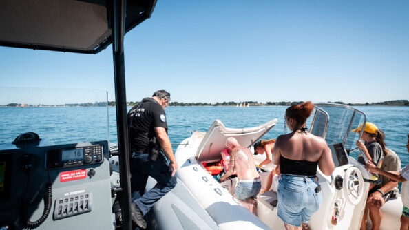 Contrôle en mer d'une embarcation à moteur par la brigade nautique de Quiberon.