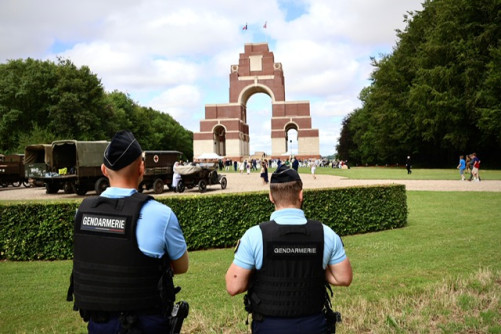 Bataille Somme - deux gendarmes face au monument commémoratif.