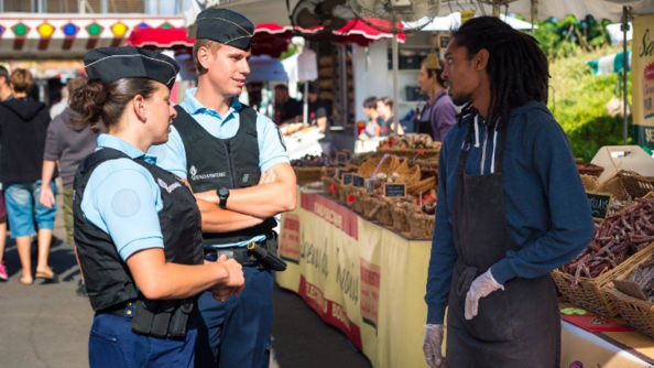 S’appuyant sur un collectif fort et sur les valeurs primordiales qui l’animent et l’unissent, la gendarmerie se transforme, se modernise et anticipe sur l’avenir, et ce dans tous les domaines. Cette réalité n’est pas nouvelle, elle est même ancrée dans son patrimoine génétique. Son ambition : toujours rechercher l’efficacité au profit de ses missions au service de la population mais aussi de la qualité de travail et de vie des gendarmes. Le cap GEND 20.24, annoncé par le général d’armée Christian Rodriguez, en décembre 2019, insuffle une nouvelle dynamique, en posant des jalons réalistes et objectifs pour les cinq années à venir. Ce dossier détaille les orientations de cette vision stratégique d’avenir, visant à construire dès aujourd’hui la gendarmerie de demain et la mettre en position de faire face aux enjeux sécuritaires, mais également sociétaux et technologiques.