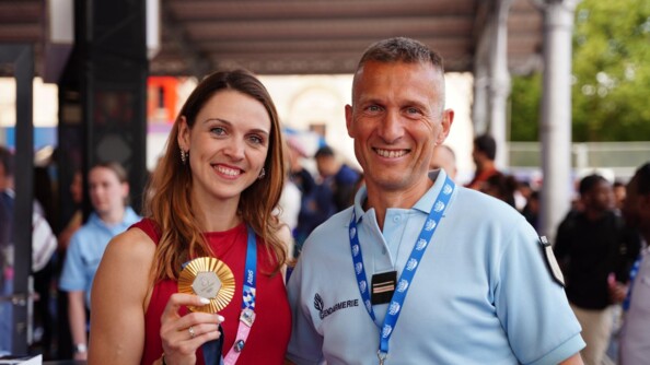 Manon Apithy Brunet, Sportive de haut niveau de la Défense - gendarmerie (SHND-G), médaillée d'or en escrime (sabre) aux Jeux Olympiques de Paris 2024, pose avec le major Denis Arial, chargé de projet Sportifs de haut niveau de la Défense (SHND) de la gendarmerie nationale.