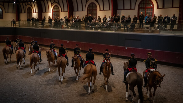 Dans l'impression manège du quartier des Célestins, sur la terre battue et devant les élus, les cavaliers de la Garde réalisent une démonstration équestre.