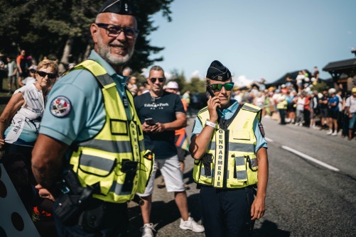 Gendarmes postés sur la route du Tour de France féminin