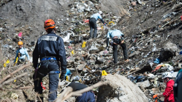 Un militaire de la gendarmerie des transports aériens enquête sur le crash de la Germanwings.
